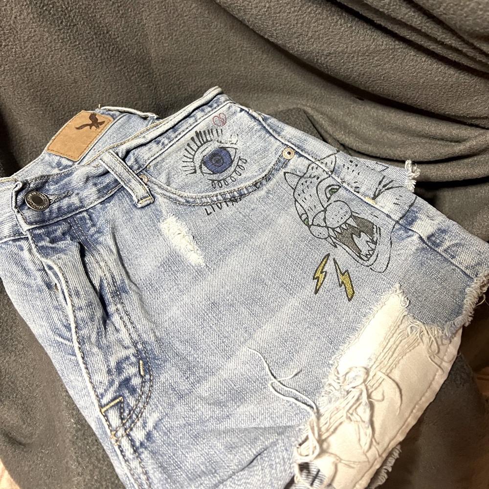 Unique graphic vintage high rise AE shorts